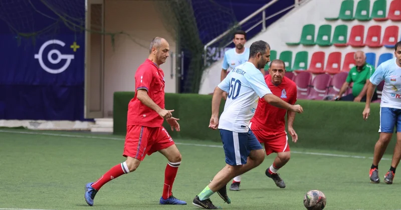 Veteran futbolçular və jurnalistlər arasında yoldaşlıq oyunu FOTO