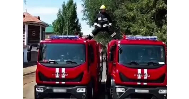 Пожарный из Казахстана повторил трюк Ван Дамма ВИДЕО