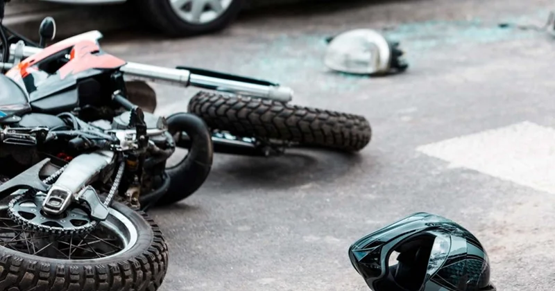 Bakıda motosikletçi qırmızı işıqdan keçərək qəza törətdi
