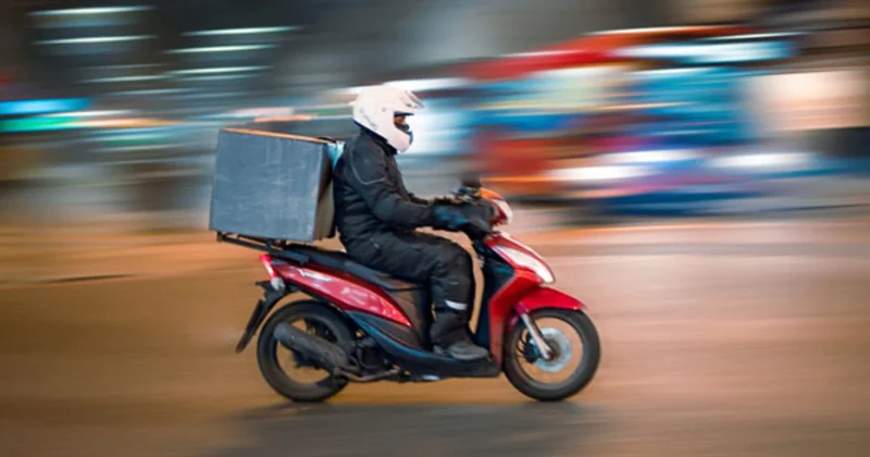 Yol polisi tədbir keçirdi motokuryerlərlə qaydalar barədə söhbət aparıldı