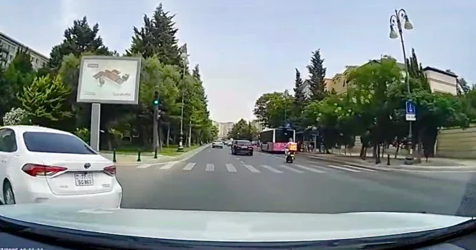 Düzgün zolaqda dayanmayan taksi sürücüsü qəfil sola dönüb təhlükə yaratdı VİDEO