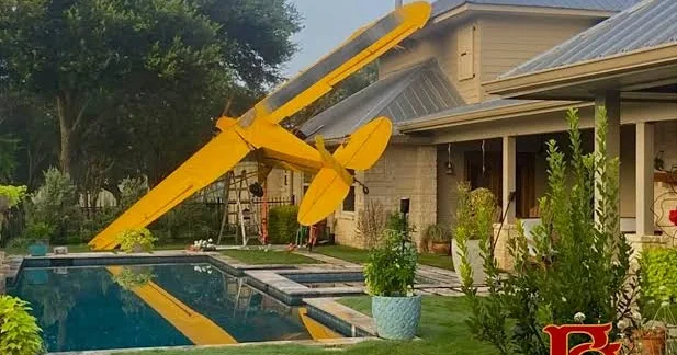Texasda kiçik təyyarə yaşayış evinin damına düşüb