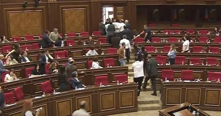 İRƏVANDA İSTEFA DALĞASI Deputatlar mandatdan imtina edirlər