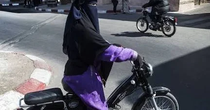 İranlı qadınlar üçün daha bir qadağa götürülür Avqustdan motosiklet idarə edə biləcəklər
