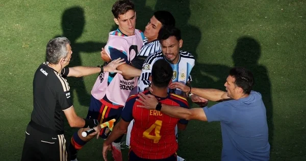 FİFA ispan futbolçuları yerə sərən Paradesin qırmızı vərəqəsini ləğv etdi