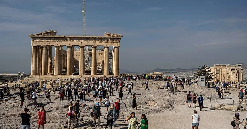 Afina Akropolunda bıçaqlı şəxs amerikalı turistlərə hücum edib
