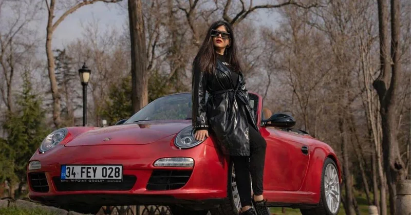 Bu da Kızılcık Şerbeti nin ulduzunun 9 milyonluq avtomobili (Foto)