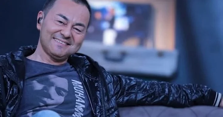 Sərdar Ortaç ayağa qalxa bilmir Video