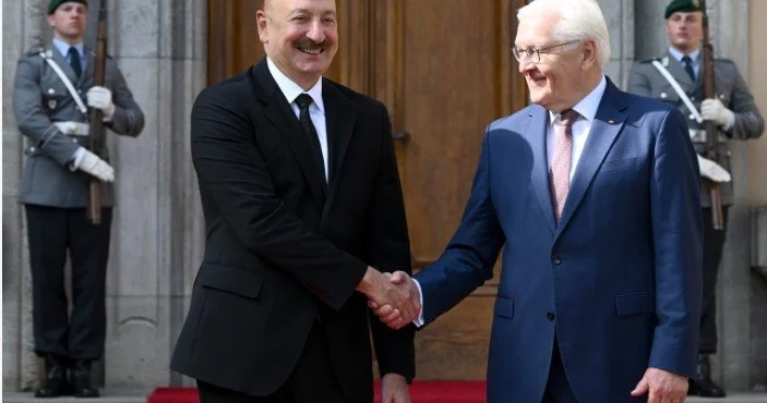 İlham Əliyevi qarşılayan Prezident Böyrəyinin birini xanımına verən LİDER