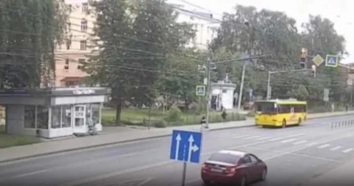 Avtobus zebra da qadını vurub sürüklədi; 26 yaşlı piyada öldü VİDEO