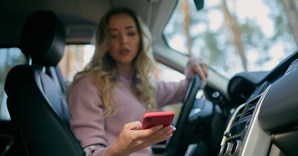 İşıqforda dayanıb telefonla danışarkən cərimə yazıla bilərmi? KONKRET