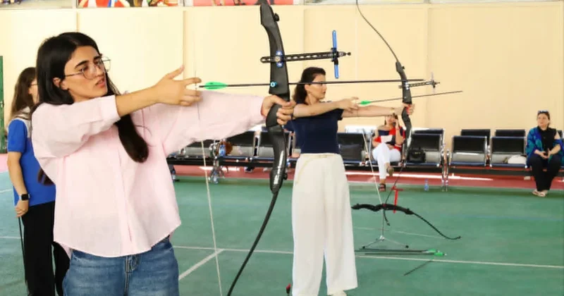 Jurnalistlər arasında kamandan oxatma yarışı keçirilib FOTO