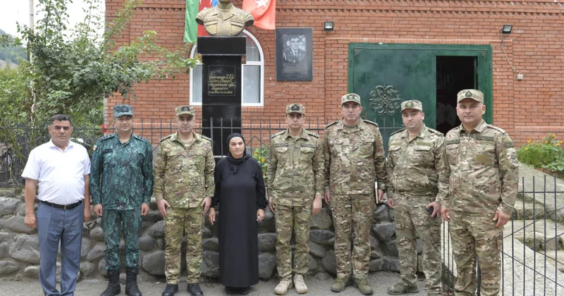 Hərbi prokuror şəhidin ailə üzvləri ilə görüşüb