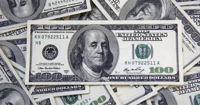 10 min dollar rüşvət alarkən yaxalandı FOTO