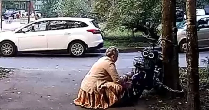 Qadın mübahisə etdiyi kişinin motosikletini yandırdı VİDEO