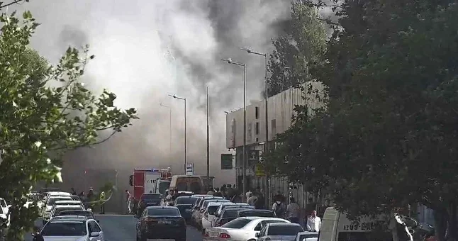 Пожар в Хатаинском районе Баку: принимаются меры по тушению огня, полиция оцепила место происшествия