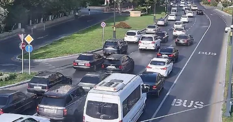 В Баку на нескольких улицах и проспектах затруднено движение транспорта