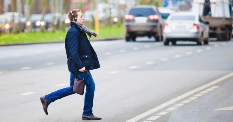 Пешеход на автомагистрали: где и как переходить дорогу? Видео