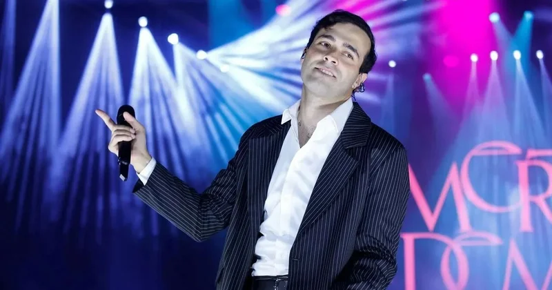Mert Demir sahibləndiyi iti ilə səhnəyə çıxdı VİDEO