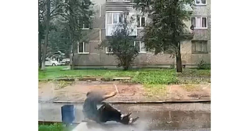 Взрыв пивной кеги под мужчиной попал на видео