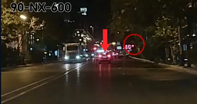 Piyadaların svetoforunu saymayan sürücü qırmızıda keçdi VİDEO