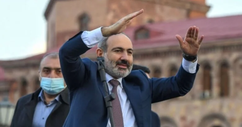 İrəvan eyni vaxtda iki stulda oturmağa çalışır: həm Vaşinqton, həm də Tehran