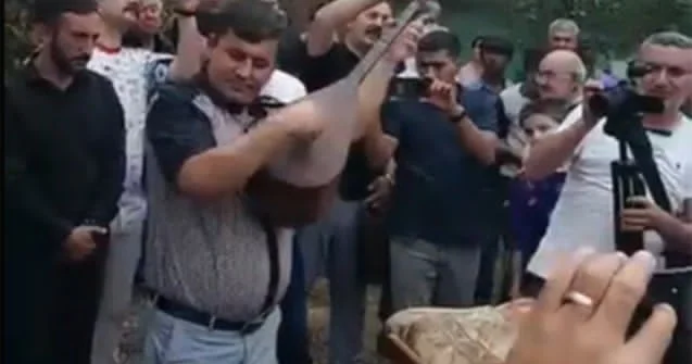 Məmməd İsmayılın dəfnindəki görüntüyə etirazlara cavab: “Özüm də məzar başında saz çaldım” İLAHİYYATÇI