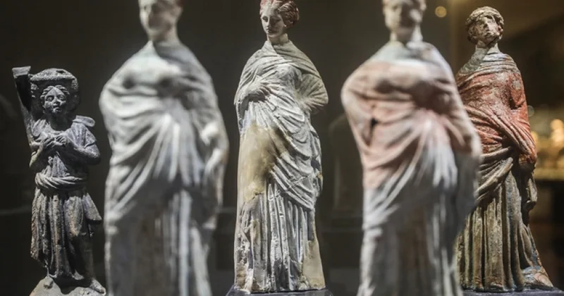 Misirdə Aralıq dənizinin dibində tapılan qədim artefaktlar nümayiş etdirilib