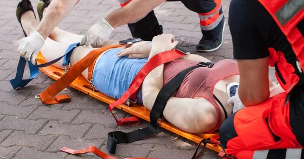 На женщину в Гяндже обрушилась конструкция ремонтируемого дома