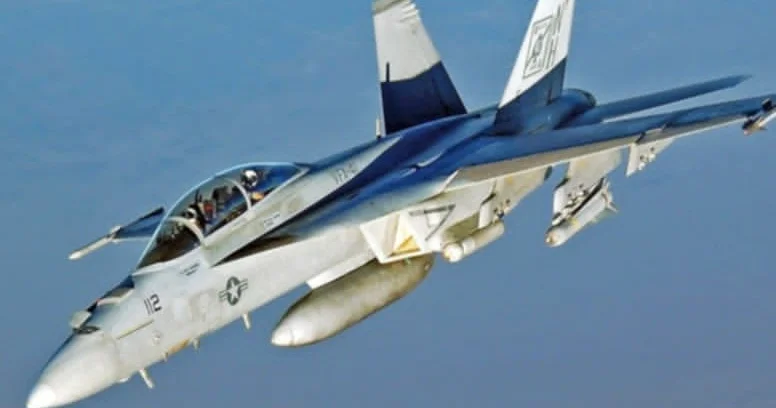 Döyüş təyyarəsi okeana düşdü Pilot xilas edildi