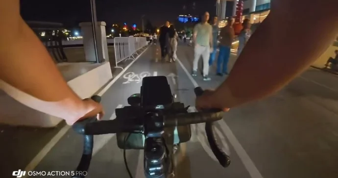 Velosiped zolaqlarında gəzintiyə çıxan piyadalar təhlükə yaradır VİDEO