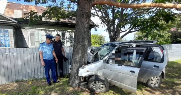 13 yaşlı qız avtomobili ağaca çırpdı 1 ölü, 6 yaralı FOTO