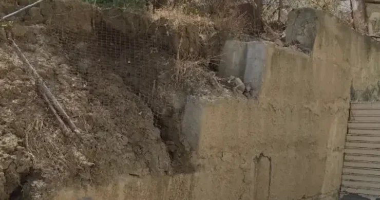 Bu binanın sakinləri təhlükə içində yaşayır: Sürüşmə riski artır