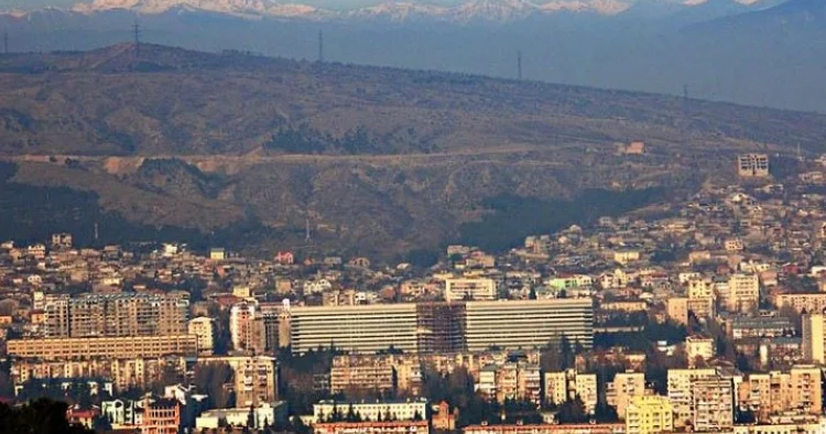 Tiflisdə keçmiş Rabitə Evi binasının bir hissəsi sökülüb