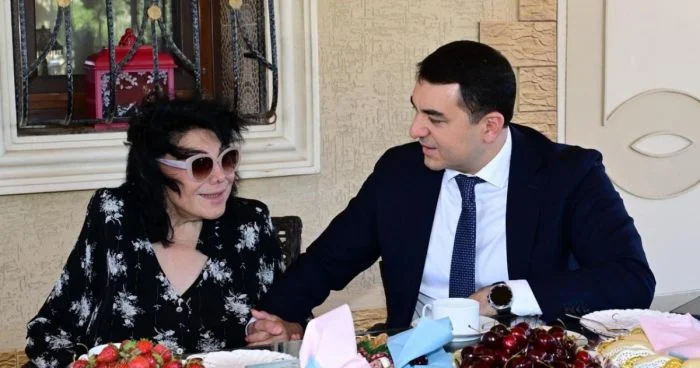 Nazir Flora Kərimovanı doğum günündə evində ziyarət etdi