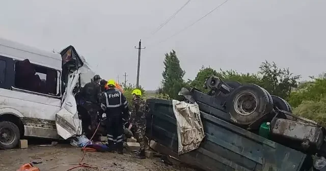Hacıqabulda mikroavtobus qəzası: 5 nəfər xəsarət aldı