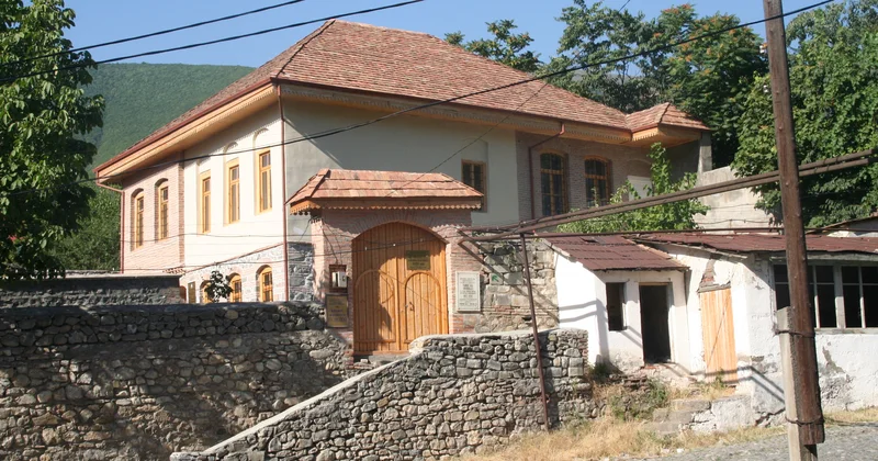 “Kənddəki evi girov qoymaq istəyirəm, bank götürmür” İmtina qanunidirmi?