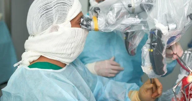 Xəstənin anevrizması qaşından çıxarıldı