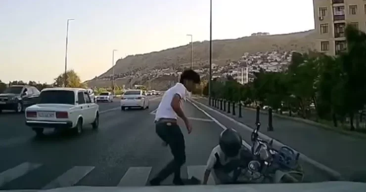 Jurnalistlər Binası qarşısında AĞIR QƏZA: son anda həyatda qaldılar VİDEO