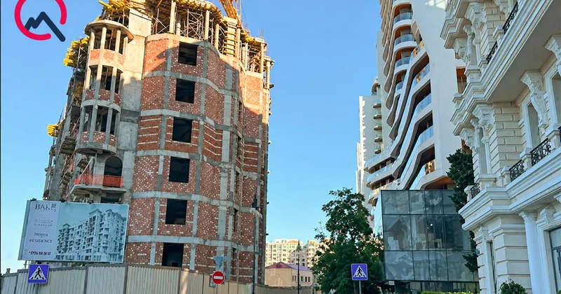 Şəhərin mərkəzində ara məsafəsi gözlənilmədən bina tikilir? Fotolar