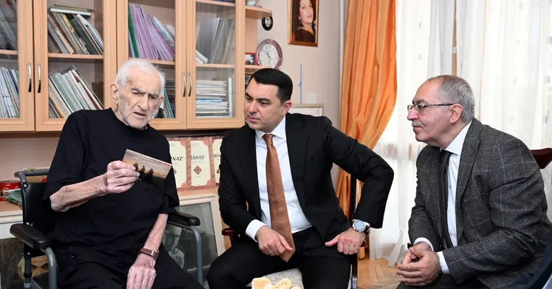 Adil Kərimli Xalq artisti Tofiq Bakıxanovu evində ziyarət edib