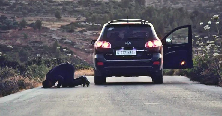 Taksi sürücüsünə qəribə cərimə yazıldı Yolda namaz qılıbmış