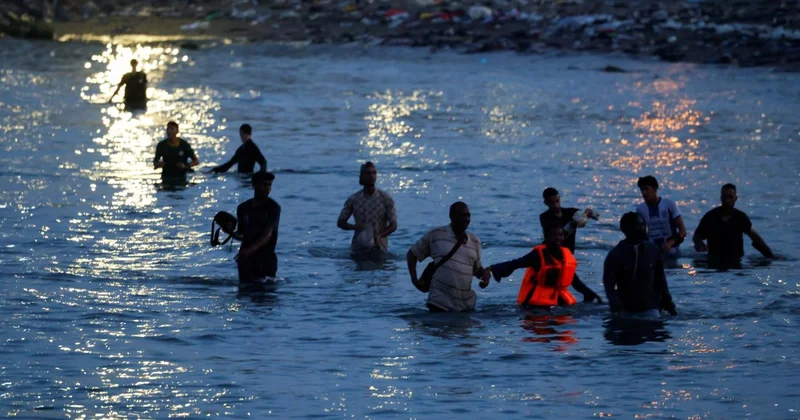 Марокканские мигранты на быстрых лодках прорываются в Испанию