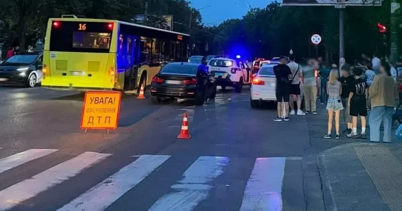 Во Львове двое автомобилистов сбили отца и ребенка на пешеходном переходе