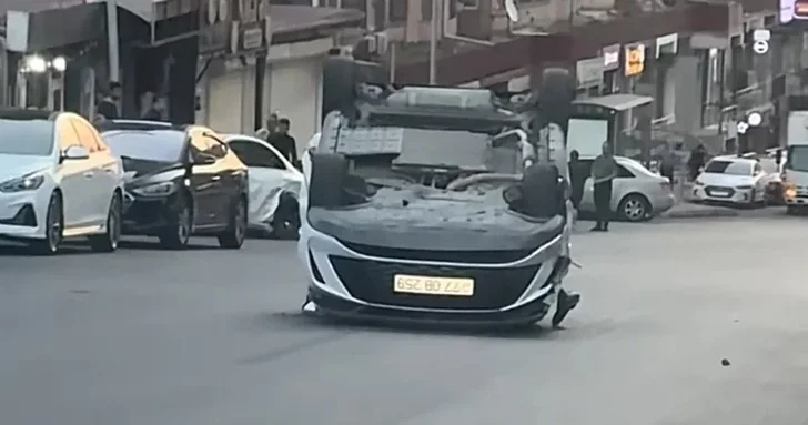 В Баку автомобиль перевернулся после потери управления