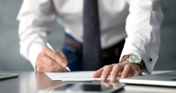 İşçi eyni vaxtda iki yerdə işləyə bilərmi? Qaydalar açıqlanıb