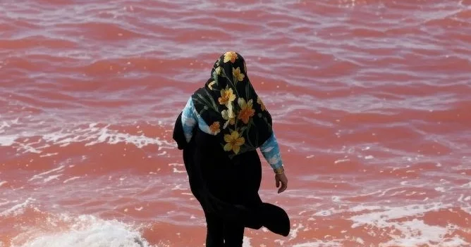 Urmiya gölü qırmızı rəngə boyandı