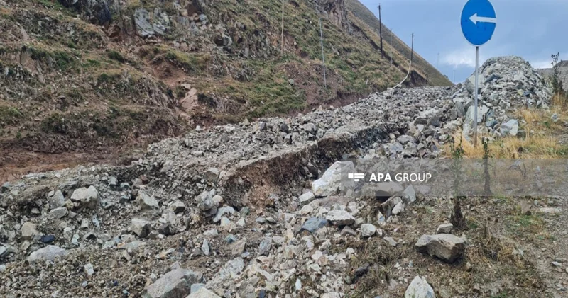 Daşkəsəndə iri qaya parçaları yolu bağladı (FOTO)