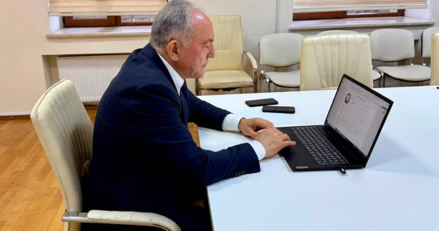 AzTU da elektron diplomlar verilir Rektor ilk diplomları imzaladı