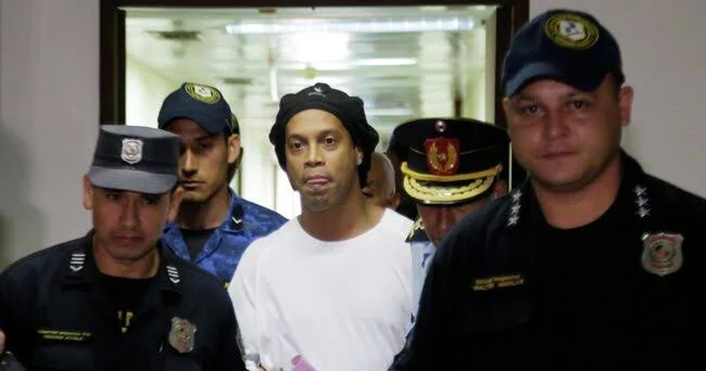 Ronaldinyo 32 günlük türmə həyatını yada salıb, həbsdə qazandığı mükafatdan danışıb